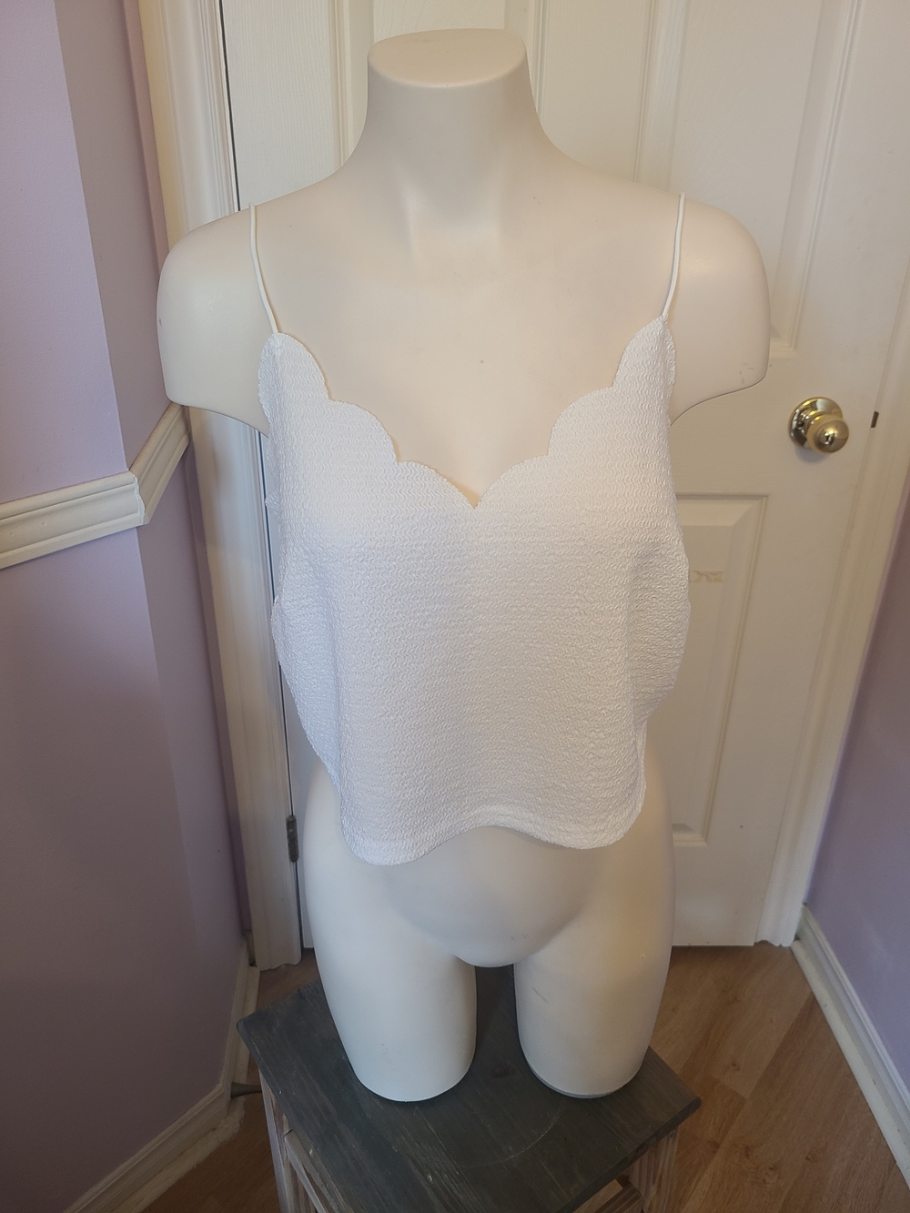 SHEIN White Scalloped Neck Cropped Cami